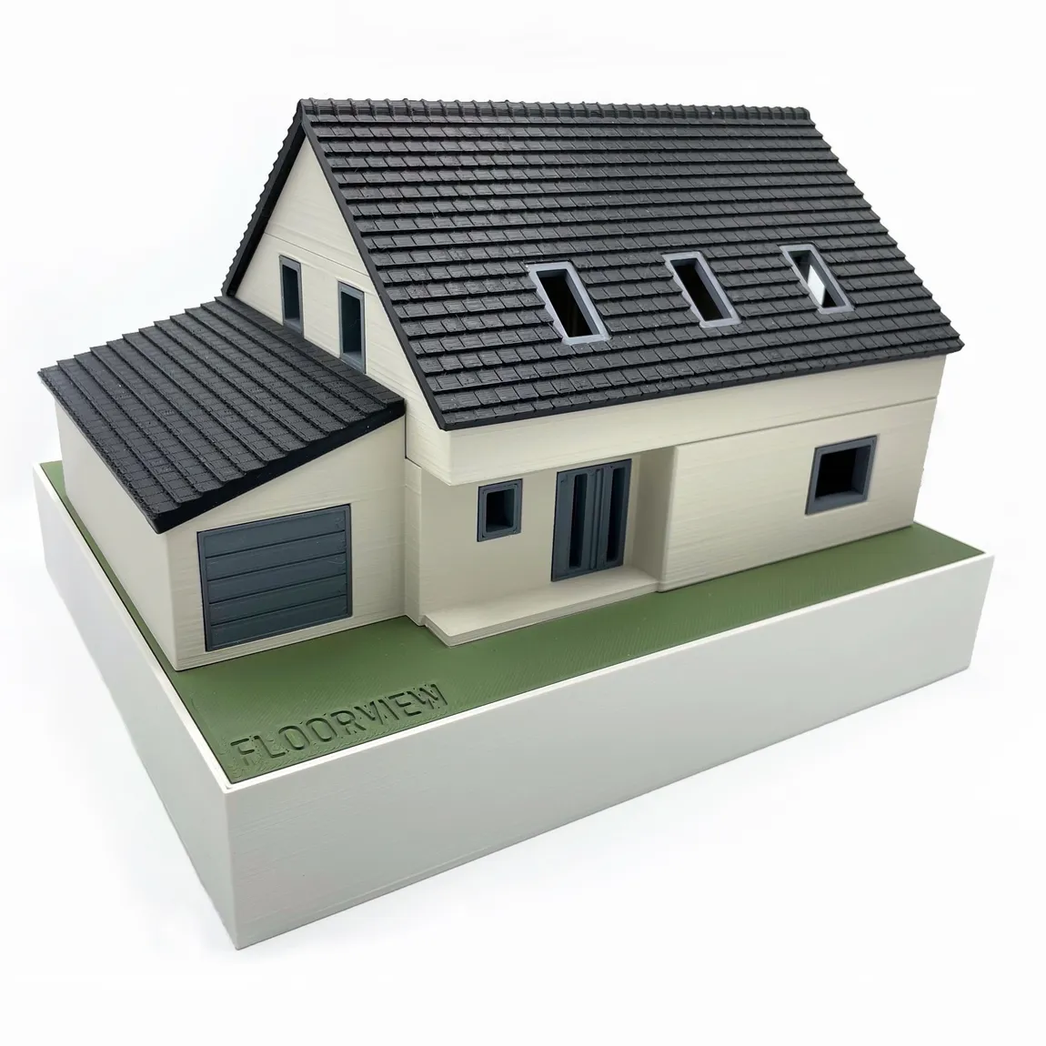 3D-gedrucktes Architekturmodell eines Einfamilienhauses mit Garage auf der Bodenplatte
