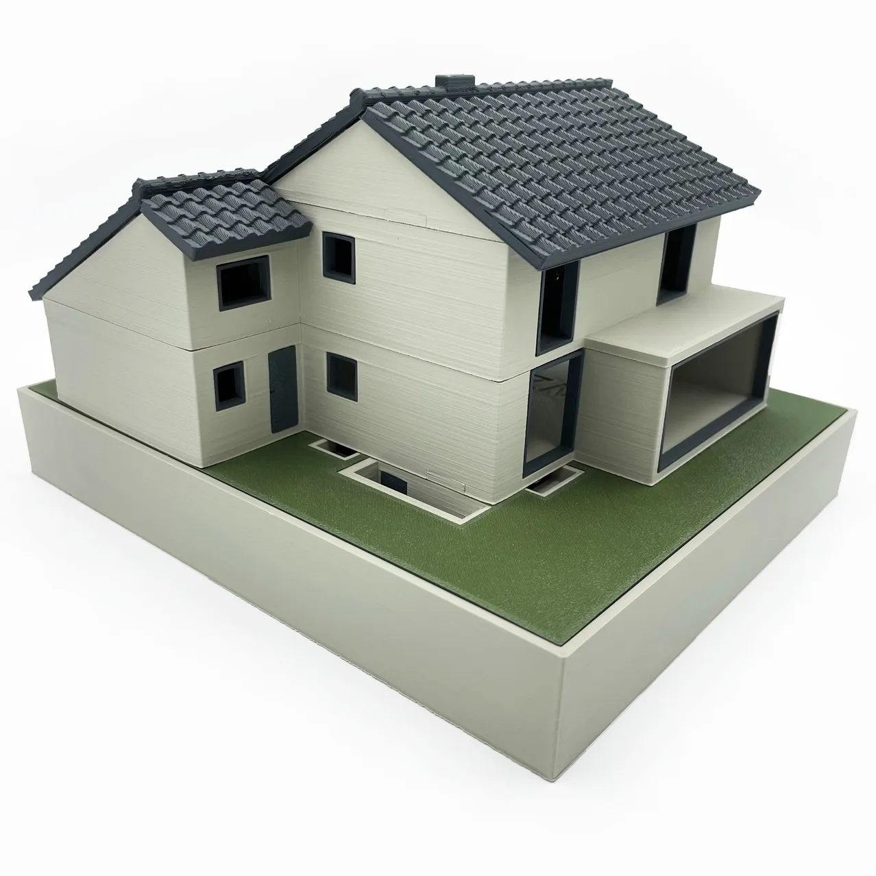 3D-gedrucktes Architekturmodell eines zweistöckigen Einfamilienhauses mit Satteldach und Carport
