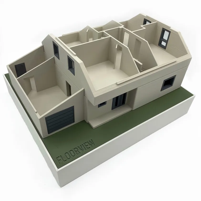 Architekturmodell mit abgenommenem Dach, die Raumaufteilung im Obergeschoss liegt offen