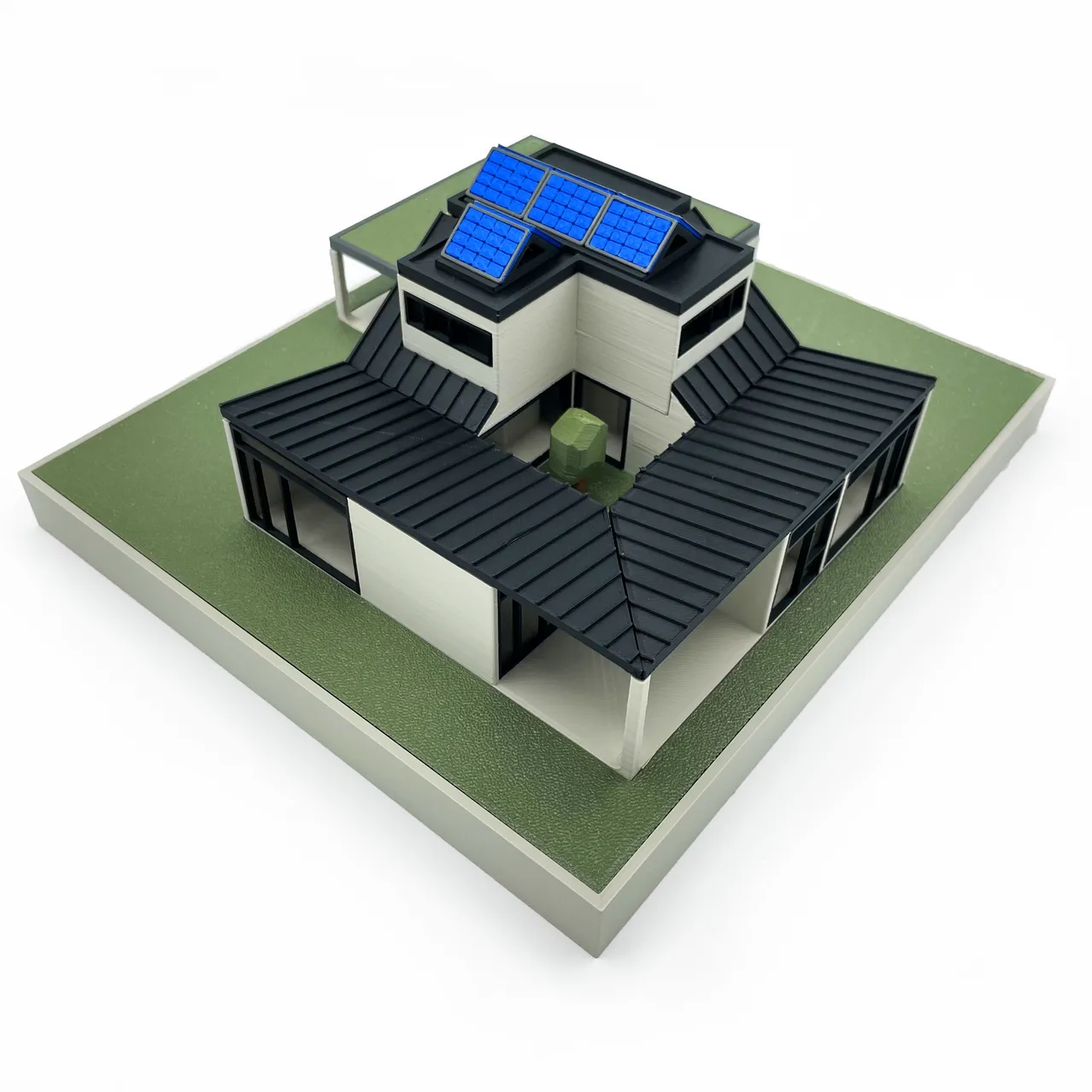 3D-gedrucktes Architekturmodell eines mehrstöckigen Neubaus 3D-gedrucktes Architekturmodell eines mehrstöckigen Neubaus mit Photovoltaikanlage auf dem Dach
