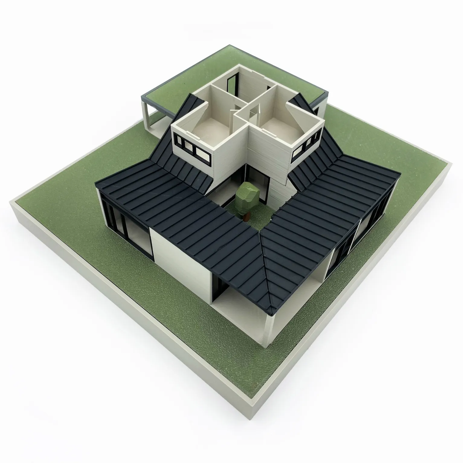 Architekturmodell mit abgenommenem Dach über dem Obergeschoss, die Zimmer liegen offen